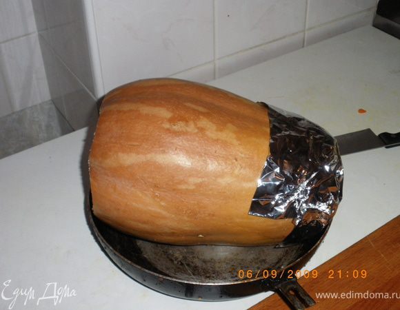 Положить рис в кастрюлю с холодной водой и на газ до кипения,помешивать,чтобы не прилипал,когда закипит- потомить 3-4 минуты и снимать с газа.Слить воду с риса.
Очищенный лук,чеснок и морковь пассировать на медленном огне 5 мин,затем добавить колбасу,горошек,зелень и рис,а также посолить и поперчить.Все это тушить 7 минут.
Тыкву тщательно намыть,отрезать немного вершок.
Вырезать мякоть тыквы,оставив 2 см толщиной стенки (примерно).
Получившейся "фарш" аккуратно положить в тыковку.Закрыть фольгой тыкву, положить на поддон или сковородку и в духовку при температуре 190 градусов запекать 35-40 минут.Ваша тыква готова к употреблению!!! Приятного аппетита!
