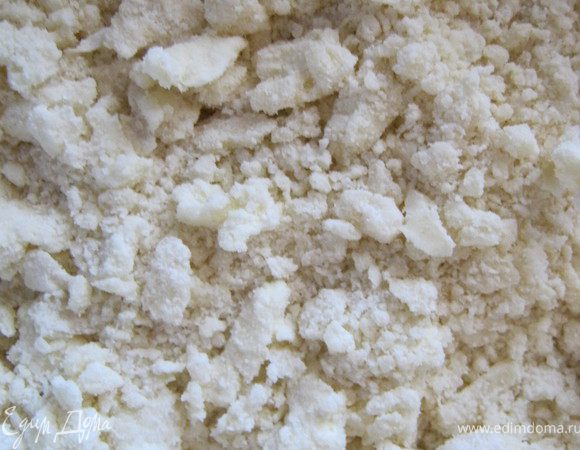 Смешать муку,разрыхлитиль,сахар и растереть с маргарином вилкой.