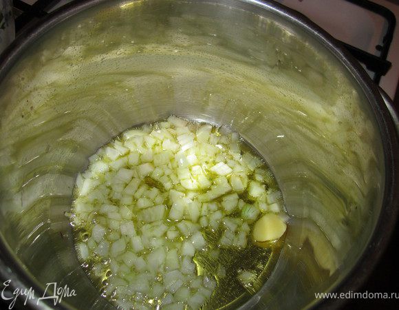 Раскаляем в большой кастрюле масло. Режем лук и обжариваем его до золотистого цвета.