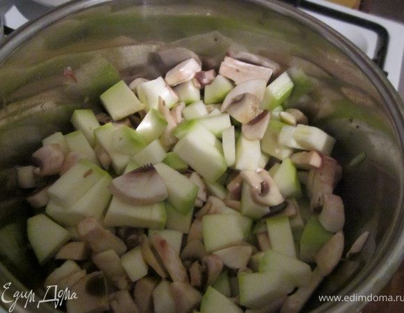 Цукини и грибы режем кубиками и добавляем к луку. Все тщательно перемешиваем и жарим , пока не испарится вся жидкость.