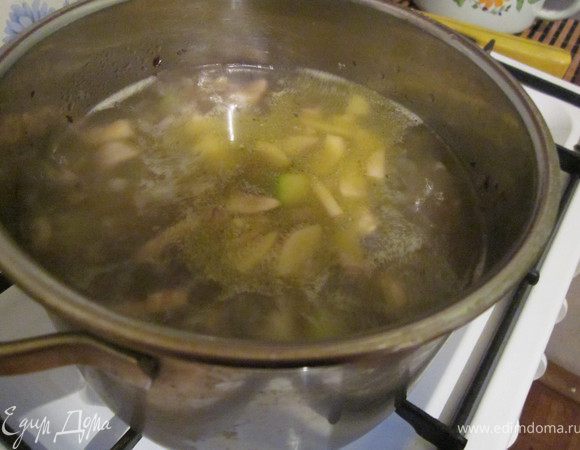 Всыпаем в кастрюлю муку и заливаем одним литров горячей воды. Доводим суп до кипения и варим 30 минут под крышкой.