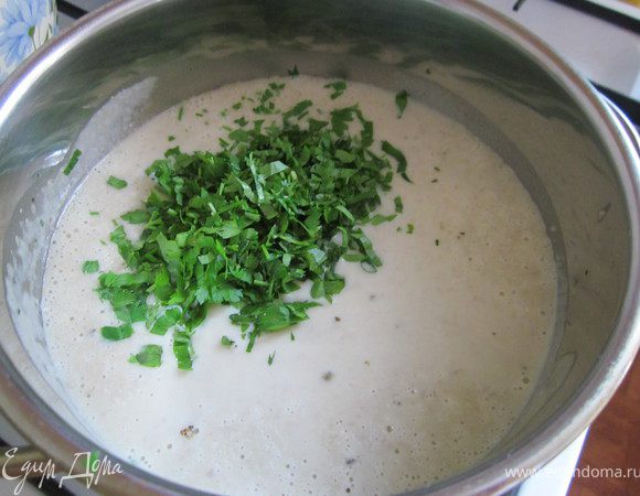 Затем превращаем суп в пюре при помощи блендера. Добавляем сливки перец и соль. Режем мелко петрушку и добавляем ее в суп. Еще раз доводим все до кипения. Подаем суп к столу!