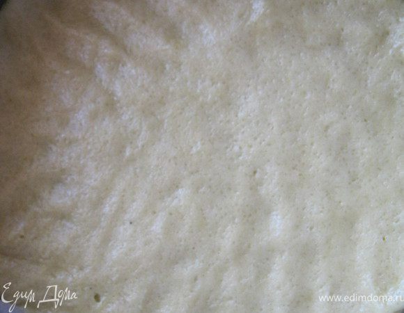 Слега руки смазать растительным маслом,чтоб не липло к рукам.И на смазанную маслом форму равномерно уложить полученное тесто,сделав по краю не большой бортик.