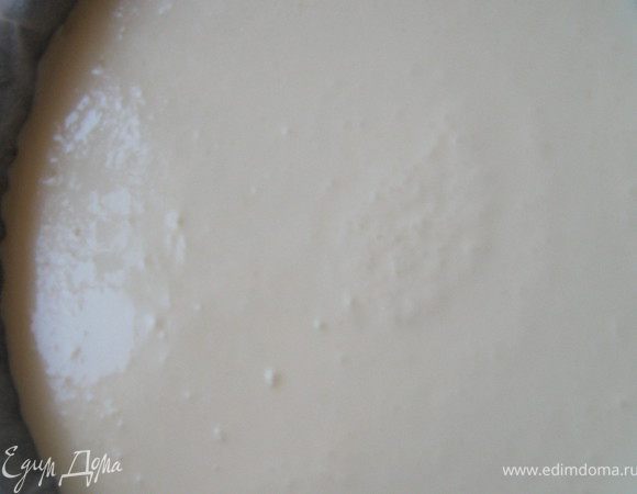 Полученную начинку выливаем на основу(теста).Ставим пирог в разогретую духовку 140С.Выпекать 1час.