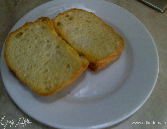 Чиабатту разрезать вдоль пополам, уложить в небольшой противень срезами вверх, взбрызнуть оливковым маслом и отправить под гриль.После - натереть чесноком