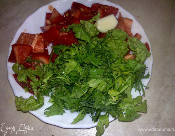 Мелко нарезать помидор, перец, салат и зелень.Выложить поверх чиабатты