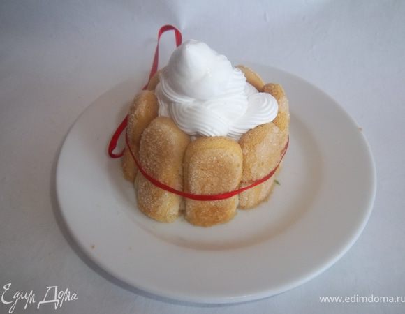 Крем: взбить желтки с сахаром, ванилином и мукой. Добавить в кипящее молоко. Постоянно помешивать. Варить до первой бульки. Охладить крем в течение 2-3 часов. 
Формируем пирожное, обкладываем предварительно смоченное в кофе галетное печенье - Савоярди. Внутрь выложить заварной крем. Сверху украсить взбитыми сливками.
Охладить.
