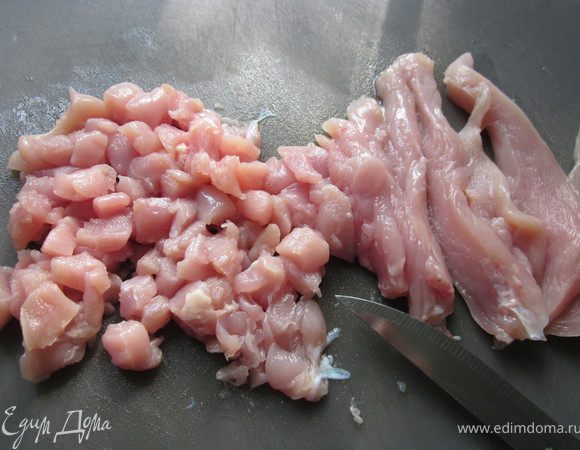 Куриное филе нарезать кубиками