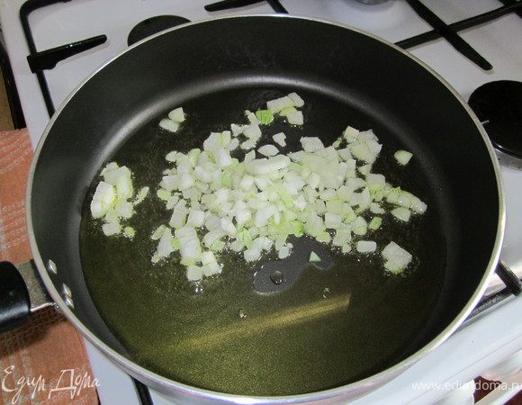 Мелко нарезать лук и обжарить на оливковом масле до мягкости