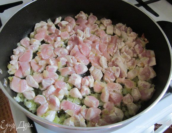 Добавить к нему курицу и готовить до тех пор, пока вся курица не станет из розового, белого цвета 