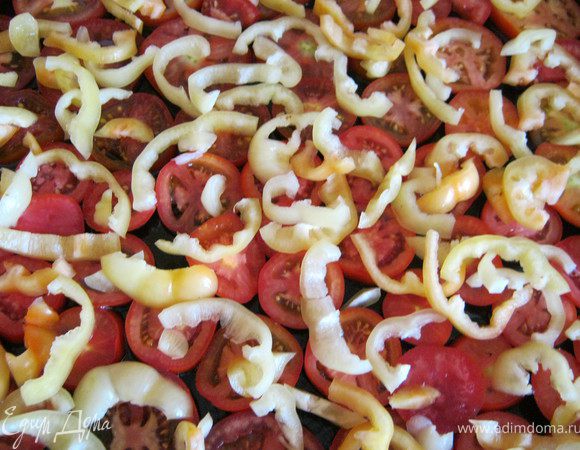 В смазанный маслом противень  укладываем порезанные кружочками помидоры,вторым слоем порезанные соломкой перец.Смазывая слой майонезом.