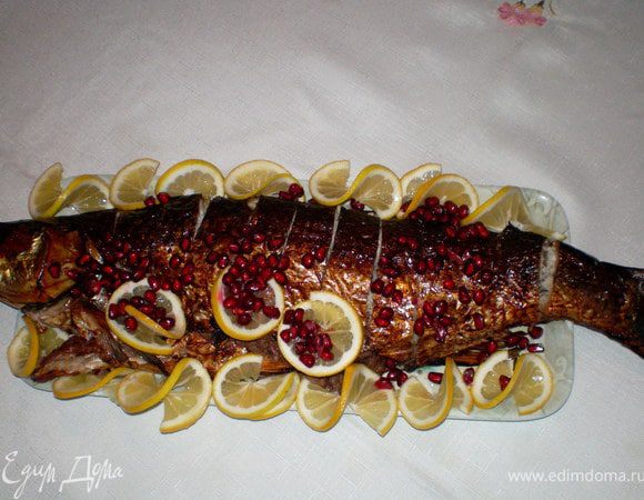 Для лявянги:

1.Лук и орехи отдельно пропустить через мясорубку.  Лук отжать через марлю(или с помощью кух.ком макси пресс)чтобы ушло горечь,и соединить с орехами. Добавить соль перец,сумах.Смешать массу с пастой из алычи. Лявянги готов.

2.Рыбу почистить, промыть ,удалить жабры,просушить.Смешать соль,перец,1 ч.л пастой из алычи.

4.Этой смесью промазать рыбу снаружи и с внутри.

5.Заполнить очищенную рыбу начинкой лявянги
 
6.и зашить брюшко.

7.Уложить рыбку на бок в противень с рас.маслом.
8.запекать 1час 30 мин при t160*.

9.После того как рыба остынет, осторожно снимите ее с противня.

10.Рыба лявянги,подается холодной или горячей в качестве основного блюдо или как гарнир к  плову.
11.Приятного вам аппетита!!!
