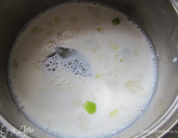 Готовим соус. Лук мелко режем, заливаем молоком. Кладем лавровый лист и доводим до кипения. Оставляем остывать на 15 минут. Процедить.
