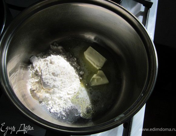 Растопить сливочное масло, всыпать муку, перемешать деревянной палочкой, должно получиться, что-то похожее на заварное тесто.