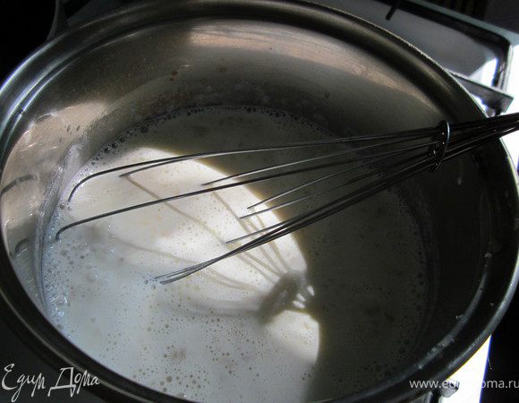 Вливаем остывшее молоко и помешивая готовим соус 10 минут, на медленном огне. Протереть через сито.