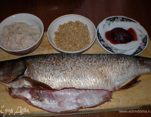 
Рыбу почистить, промыть,удалить жабры,просушить.
Смешать  соль 1ч.л перец,1ч.л пастой из алычи. Этой смесью промазать рыбу снаружи и с внутри. 
   

