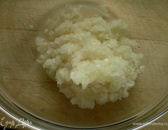Лук пропустить через мясорубку