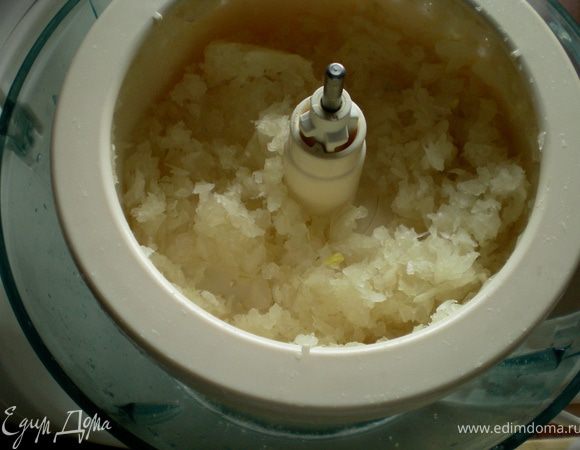 Лук отжать через марлю(или с помощью кух.ком, макси пресс)чтобы ушло горечь.