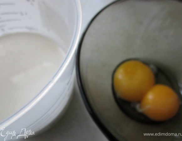 Желтки слегка взбить со сливками. Влейте смесь в горячий соус. Посолить и добавить специи. Доведите полученный соус почти до кипения. 