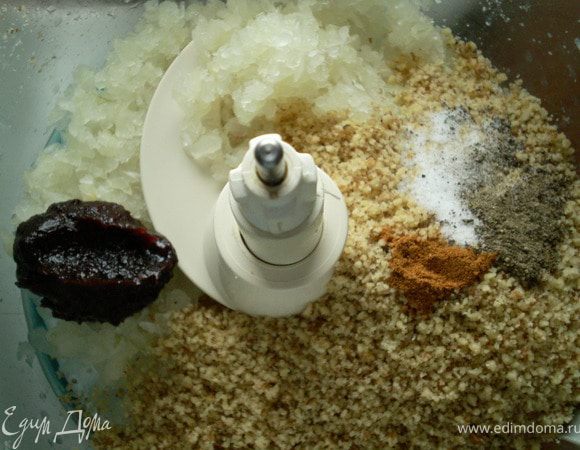  Лук соединить с орехами.Добавить соль перец,сумах.Смешать массу с пастой из алычи