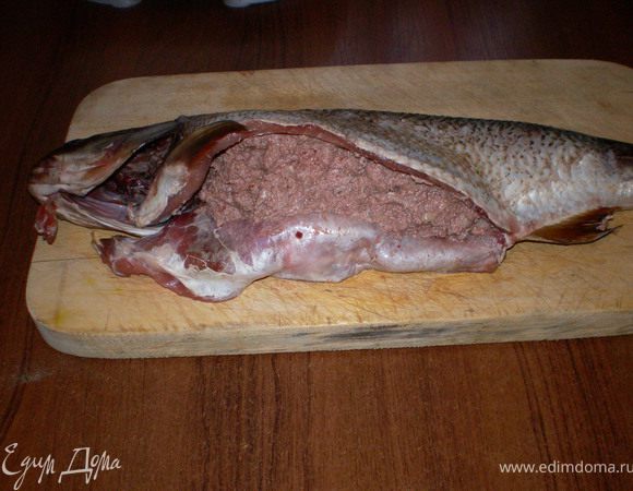 Начиняем рыбу:

Рыбу почистить, промыть ,удалить жабры,просушить.  
Заранее приготовить смесь для промазывания:
1ч.л пасты из алычы смешать солю и перцем.Этой смесью промазать рыбу снаружи и с внутри.Заполнить очищенную рыбу начинкой лявянги. 

  