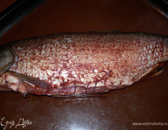 Уложить рыбку на бок на противень с рас.маслом.Запекать 1час 30 мин при t160*.