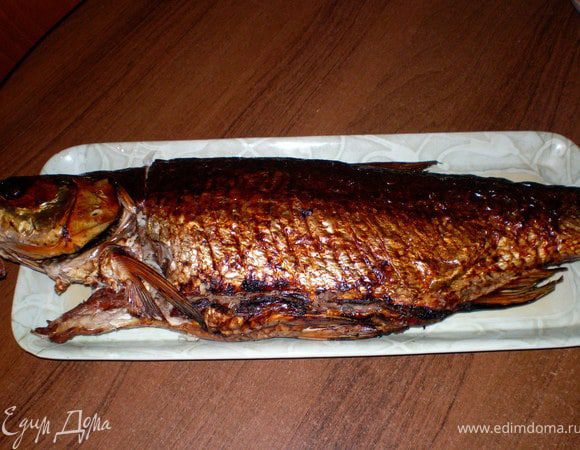 После того как рыба остынет, осторожно снимите ее с противня