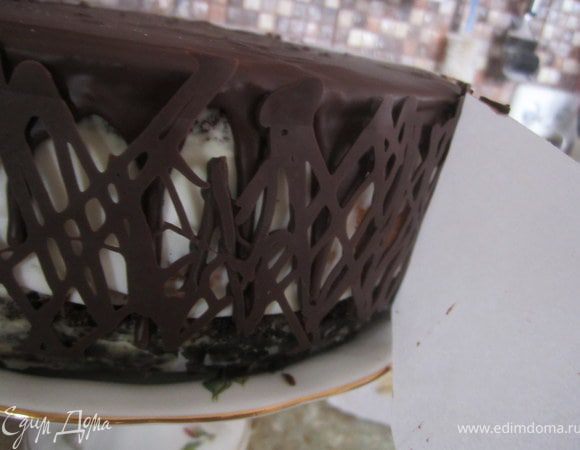 Достать из холодильника, аккуратно снять пергаментную бумагу.