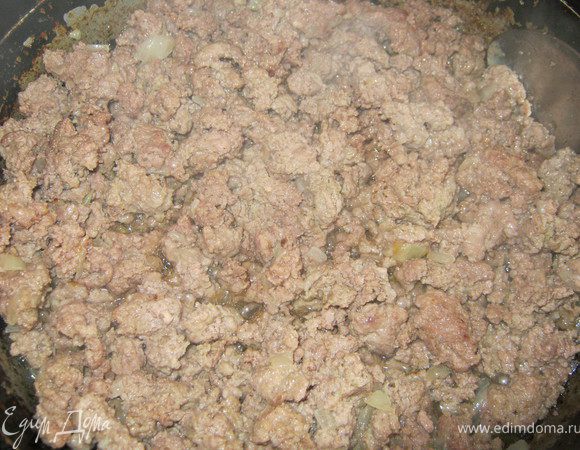 В разогретой сковороде поджарить на масле мелко порезанный лук.К нему добавить мясной фарш посолить,поперчить,жарить до испарения жидкости