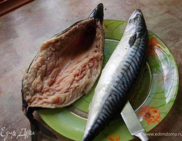Скумбрию вымыть, разрезать по хребту, вынуть кости и внутренности