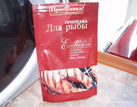 Посолить добавить специи подходящие к рыбе ( орегано, базилик, кинзу). Я использую вот такую готовую приправу и свежий базилик (если сезон).