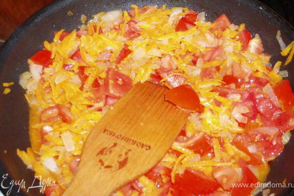 Оставить мариноваться. Тем временем нашинковать лук и морковку - притушить на сковороде. Добавить средне порезанные помидоры. Посолить, поперчить.