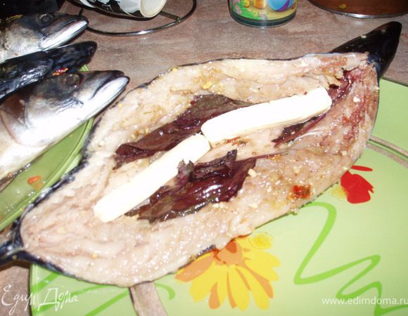 Внутрь рыбы вложить нарезанный брусочками сыр.