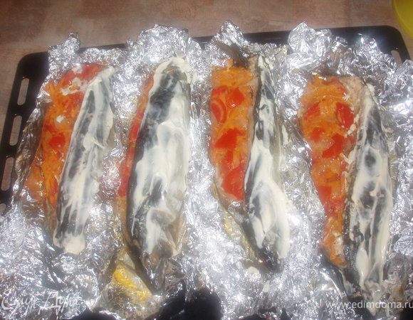 Положить готовую поджарочку, завернуть в фольгу. Выпекать в разогретой духовке при температуре 200-180 гр. минут 20-25 (до готовности). Вынуть, развернуть фольгу, рыбу немножко смазать майонезом.Фольгу оставить развёрнутой. И ещё поставить в духовку на гриль - до образования корочки.