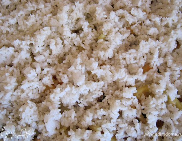 Затем выкладываем отваренный до полуготовности рис.смазываем майонезом.