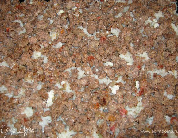 На рис выкладываем,поджаренный мясной фарш и смазываем майонезом.