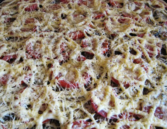 Запекать в духовке 30-40минут.При температуре 180С.Готовую,горячею запеканку посыпать тертым сыром и оставить ещё минут на 5 в горячей,выключенной духовки,что бы расплавился сыр.