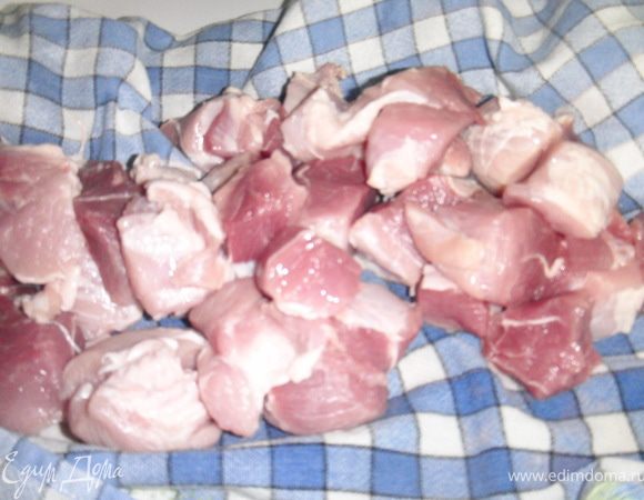 Свинину промыть,обсушить порезать маленькими кусочками. 
