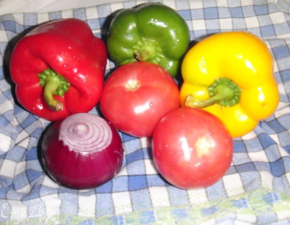 Овощи помыть,перец очистить от семечек,лук освободить ит шелухи.