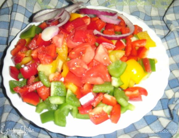 Болгарский перец, помидоры порезать кубиками,а лук кольцами.