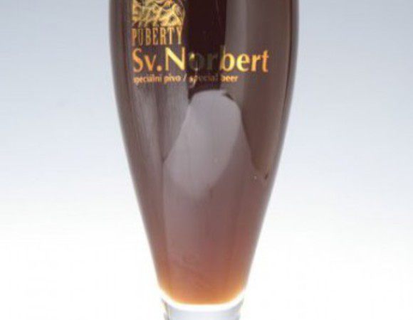 через пару минут влить стакан тёмного пива (желательно немецкое,или  чешских сортов Prazecka, Velkopopovicky Kozel> Krusovice)  и также всё перемешать.
