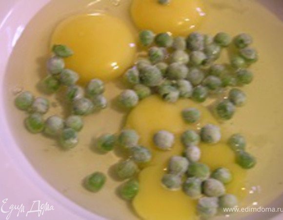Разбить яйца, добавить горошек,