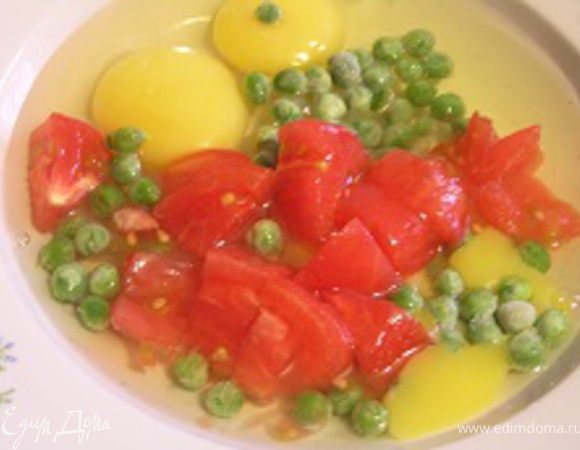 нарезанный помидор,