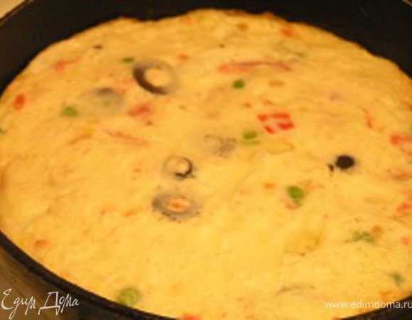 Взбить вилкой, вылить на разогретую сковороду с маслом, готовить под крышкой, пока не схватится. Приятного аппетита!