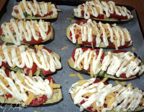 посыпать натертым сыром. Сверху сделать сеточку майонезом. Запекать в духовке 20-25 мин при температуре 200градусов.
Подавать в горячем или холодном виде, украсив оливками, зеленью, помидором.