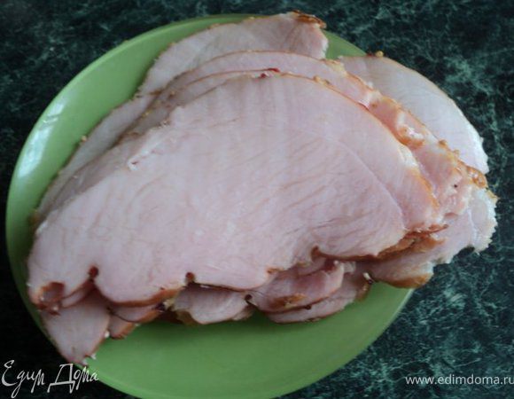 Ветчину порезать тонкими пластинками. Яйцо отварить.