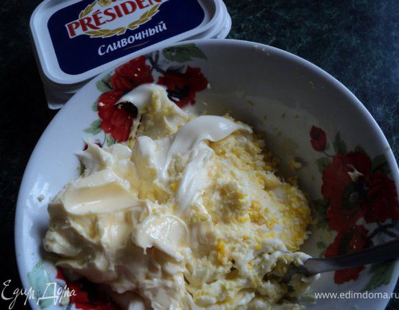 Сливочный сыр выложить в миску, добавить тертое на мелкой текре яйцо, размягченное сливочное масло, майонез, хорошо перемешать. Отложить немного крема для украшения.
