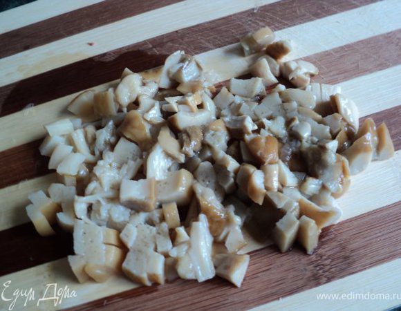 Белые маринованные грибы промыть, мелко порезать ( можно измельчить в блендере).