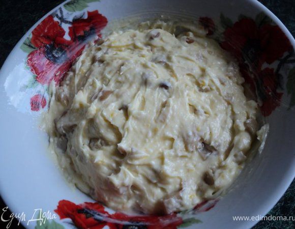 Добавить грибы в сливочный крем, перемешать и поставить в холодильник на 20 мин охлаждаться.