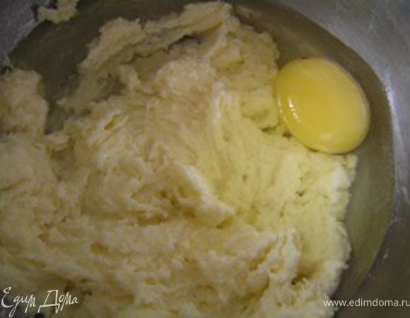 Для теста сливочное масло растереть с сахаром, добавить яйцо, перемешать.